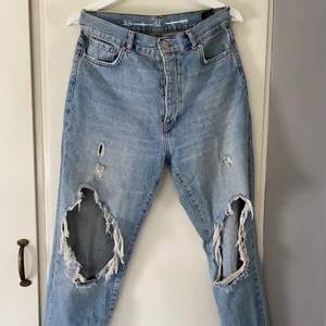 Jeans - Jeans från Bikbok som har slitningar och hål! Älskar dom och de sitter som en smäck! Hålen passar perfekt vid knäna! Kunden står för frakten!