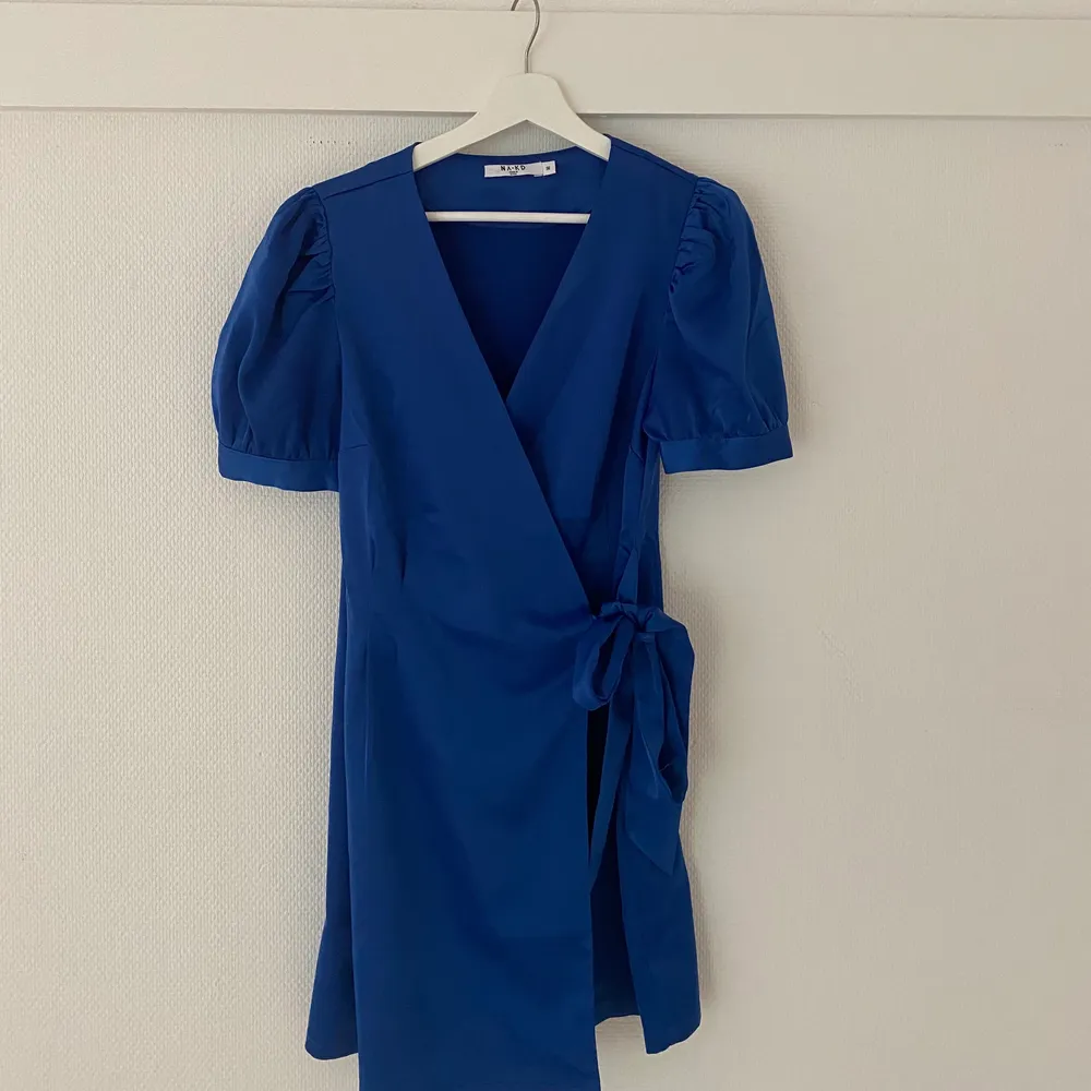 Perfekta lilla blå klänningen som passar lika bra till fest som en vanlig sommardag. Märke: NA-KD. Storlek 36. Klänningar.