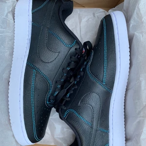 Nike skor - Nike court vision lo. Storlek 39. oanvända. säljer pågrund av att dem är för stora🥰