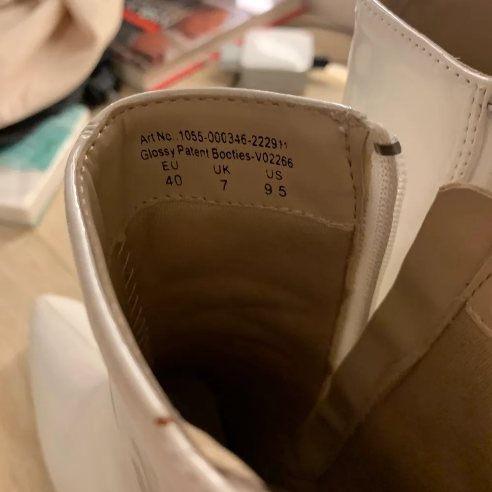 Boots från NA-KD, använda 1 gång. Vita, läderimitation i storlek 40, har i vanliga fall 39 så aningen mindre i storlek. Nypris 499 kr, mitt pris 150kr, frakt betalas av köparen. Skor.
