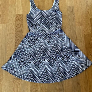 Klänning - Säljer denna sprillans nya klänning som jag köpte för 2 år sen, men den har aldrig kommit till användning 