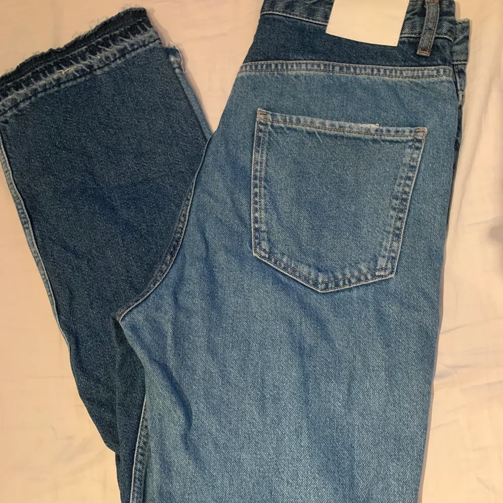 Säljer här pga stor storlek. Väldigt snygga jeans i storlek 40/M. Superfint skick och använda max 1 gång. . Jeans & Byxor.