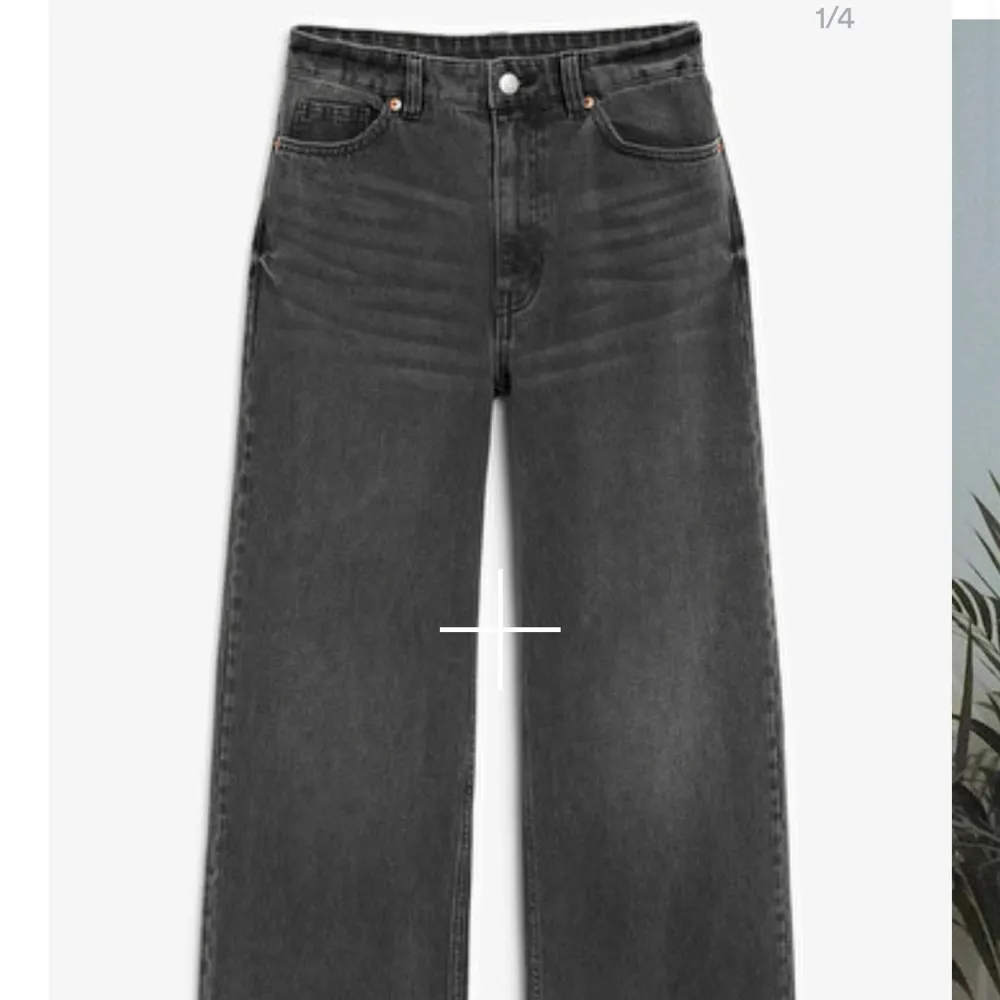Storlek 44. Breda jeans som är svarta/gråa. Använd 1-2 gånger. Hitta ingen exakt bild därav tog jag dem som liknade mest! Såklart kan ni så bilder vid kontakt!🥰 pris kan diskuteras. . Jeans & Byxor.