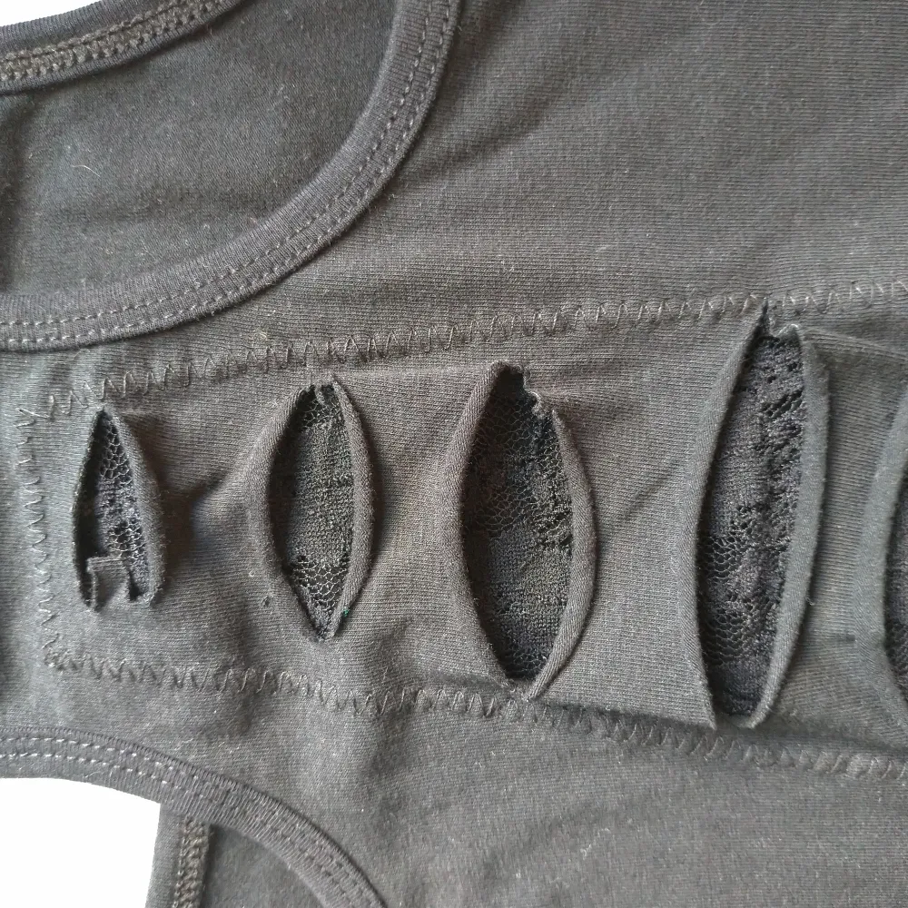 Åtsittande linne, med fina spets-detaljer på baksidan. Aldrig använt, nyskick. . Toppar.