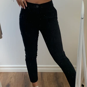 Kostymbyxor - Säljer dessa svarta kostymbyxor från Ginatricot i storlek 34. Sitter jättebra och dem har fickor framtill. Ankelkorta på mig som är 168/169 cm. Använda ett fåtal gånger🤍