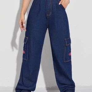 Shein jeans  - Säljer dessa byxor med sorg, dom passade tyvärr inte min kroppstyp. Super coola jeans med fickor på sidorna och röda detaljer. Storlek 0Xl på sheins hemsida men upplevs mer som en L/XL . Ansvarar inte för postens slarv. Köpte dom för 240 men säljer för 199 plus frakt 