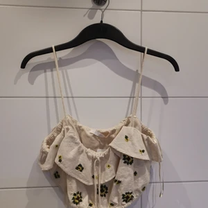 Beige och blommigt linne/top  - Beige och blommigt linne/top. Helt ny. Från Zara i storlek M✨ Frakt tillkommer 💕