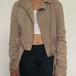 Nelly  - Beige mocka jacka i storlek 40 använd 2 gånger och säljer pga ingen användning. Nypris 600!! 