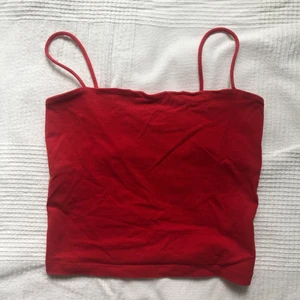 Röd topp gina tricot - Croptop från gina tricot som blivit för litet för mig. Köpare står för frakt!