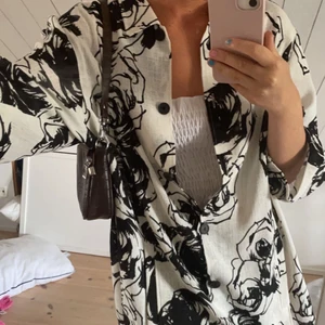 Skjortklänning - Svart och vitmönstradskjortklänning eller oversized semesterskjorta💕