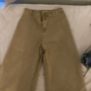Baggy Jeans M - Nu säljer jag dessa fina och baggy jeansen! Jag som är lång kunde inte ha på mig dessa men satt annars väldigt bra runt höfterna och bena, jeansen är baggy som jag tycker är så bra eftersom att man får en slags street style av dem. Pris kan diskuteras!