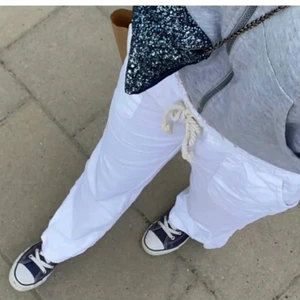 Roxy linnebyxor - Säljer mina roxy linnebyxor , jag är 167-168 och dom går över skorna! köparen står för frakten buda i kommentarerna ❤️