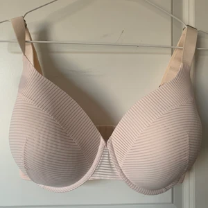 Bh  - Ljusrosa BH från Lindex aldrig använd! Bara testad. Kuporna för små 