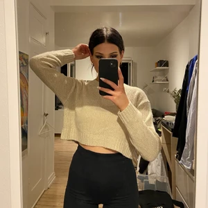 Stickad crop top  - Knappt använd stickad crop top från HM, storlek XS men ändå rätt bred som bilderna visar 🖤 Frakt tillkommer, 63kr spårbart 🖤