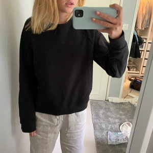 Storlek s - Svart sweatshirt från lager 157 i storlek s.💓 frakten kostar 50kr