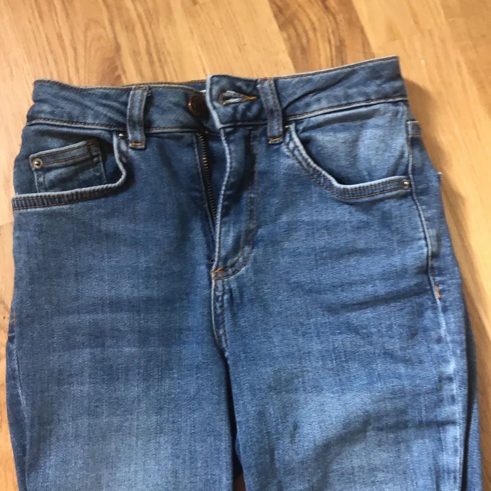 Säljer nu dessa jeans då dom it har kommit till användning. Dom är i bra skick och passar er som är ca 163 cm.. Jeans & Byxor.