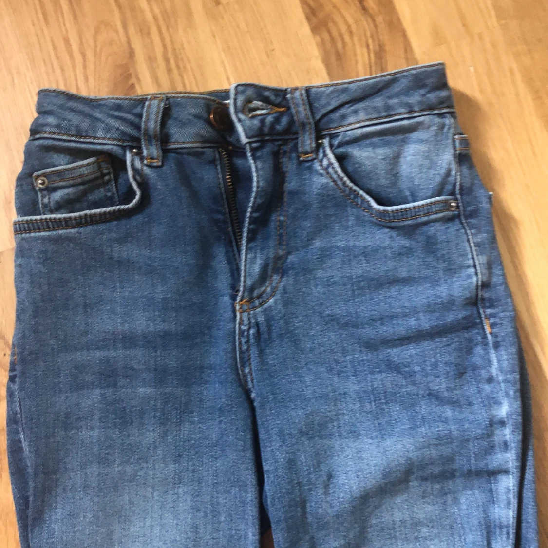 Utsvängda jeans strl xs