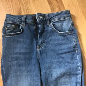 Säljer nu dessa jeans då dom it har kommit till användning. Dom är i bra skick och passar er som är ca 163 cm.