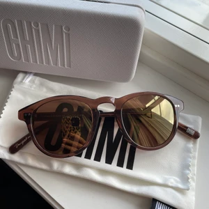 Chimieyewear - Säljer mina fina chimis i strl 002 färgen Coco. Dessa är i superfint skick och endast provade. Nypris 999kr 