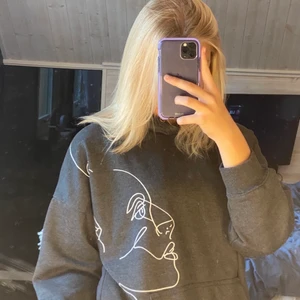 Hoodie med tryck - Jag säljer denna hoodie med tryck på utav de stjäl att den aldrig kommer till användning. Har använt en få ta gånger och känner att den bara hänger i garderoben utan anledning.