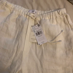 Linnebyxor  - Säljer mina helt oanvända linnebyxor från Bootz då jag inte kände att jag kommer få någon andvändning av dom. Dom är slutsålda på hemsidan. Nypris:450kr