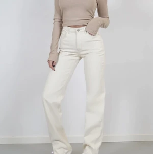 Venderby’s jeans  - Säljer dessa jeans som jag köpte för 700. De är i jättebra skick. Vaniljvita straight och har slits. Börja buda för 350 eller köp direkt för 500