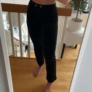 Mjukisbyxor från gina tricot i storlek XS - Otroligt mjuka mysbyxor från gina tricot i storlek XS. Dom är lite utsvängda längst ner. Säljer dessa för att dom är för korta för mig och jag är 164 cm lång. Det ska finnas ett snöre till men har tyvärr tappat bort det :( Köptes för 129kr