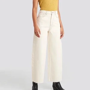 Vita / beiga jeans  - Säljer mina gamla favoritjeans från NAKD som är sandvita/ljusbeiga! Storlek 34. Säljer eftersom de blivit för små 💕