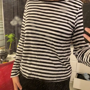 randig tröja  - Randig tröja från monki i storlek s! Jättefin Tröja men det är inte min stil längre! Kan både mötas upp eller frakta 💖💖💖