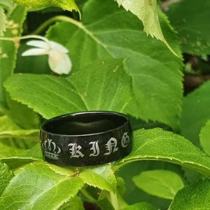 Svart ring av rostfritt stål  - Svart ring av rostfritt stål. Kron print. Inre diameter 18 mm. Gord av stål så kommer inte färga av