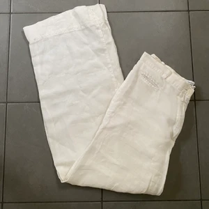 Vita linnebyxor - Vita, vida linnebyxor i äkta linne. Dessa är så så fina!! Men säljer för att jag beställde online och de tyvärr var för små :,) i midjan passar de nog en 36-38 och i längd, någon som är mellan 160-168