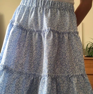 Kjol  - Jätte fin kjol som tyvärr inte kommit till användning. Köparen står för frakten. Köpt för 89 och säljs för 60. Pris kan diskuteras 