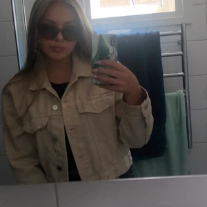 jeansjacka - croppad, från gina tricot, beige, bra skick, köparen står för frakten o kan även mötas i malmö