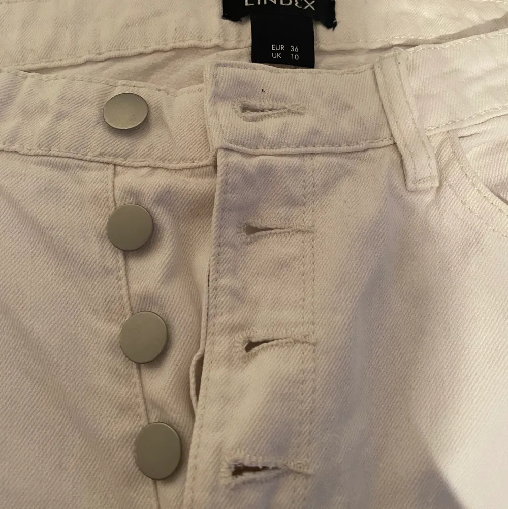Vita jeans från Lindex, storlek 36. Väldigt söta, bra passform. Använda väl. Säljer för 45kr plus frakt.. Jeans & Byxor.