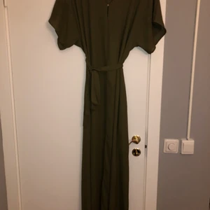 Olivgrön - En somrig klänning som passar från s storlek till l,med öppen ben 