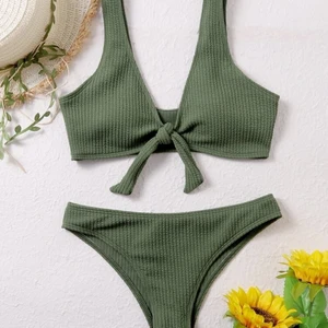 Bikini  - Bikini från SHEIN. Stl S men är åt det mindre hållet, XS/XS-S. Endast testad (underdel testad utanpå underbyxor + plastskydd kvar). Fin men tyvärr för liten