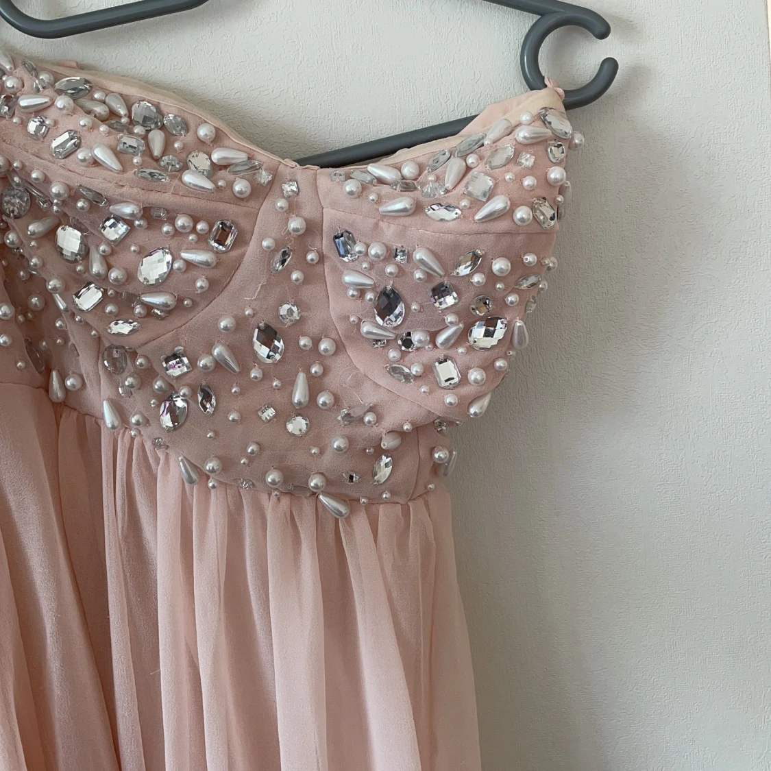 Aftonklänning med snygga pärlor 