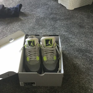 Jordan 4 neon - 9/10 endast använd 5 gånger. nypris 3000. Storlek 42.5. Pris diskuteras