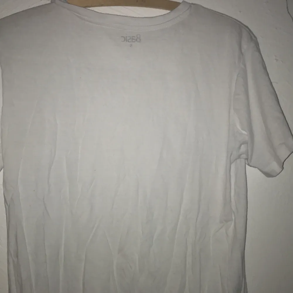 Hel vit t-shirts som ej har kommit till användning dock så har den tvättats och är därför skrynklig. T-shirts.