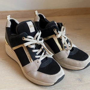 Michael kors äkta sneakers - Älskar älskar men har använt dessa 1-2 gg för länge sen.  All smuts går att torka av. Ser helt nya ut. Storlek framgår inte men det är 37/38. 