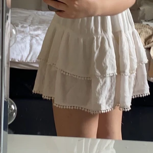 Vit volang kjol - Storlek 38, men passar mig bra som har 34/36💗 inte alls genomskinlig!! Buda privat till mig!!