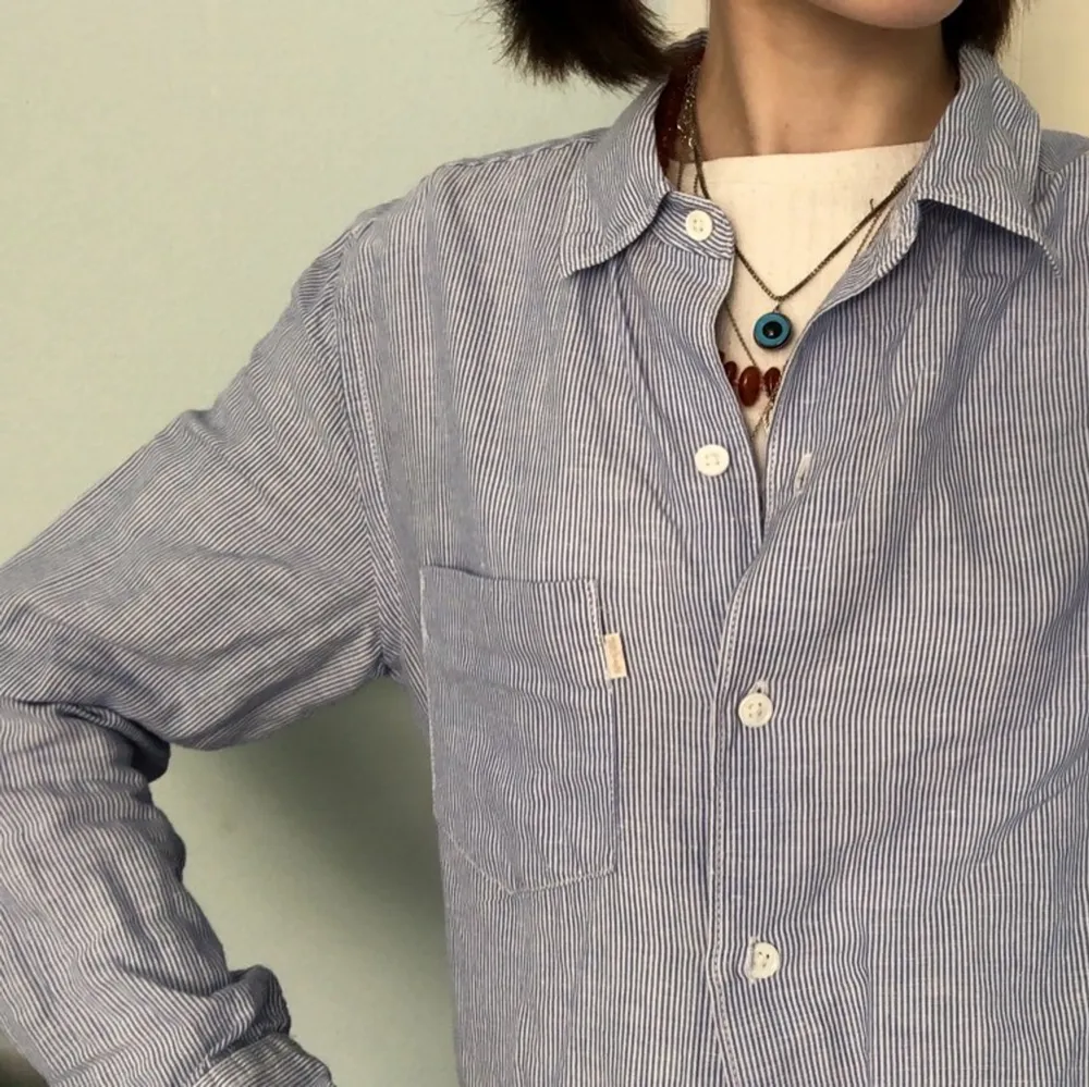 blå och vit randig linneskjorta från levis! jättefin, i nyskick och perfekt för sommaren!🌸🌸. Skjortor.