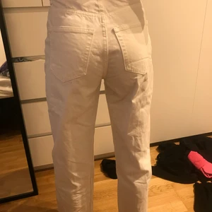 Vita mom jeans  - Fina jeans från gina tricot som jag säljer för att dom är ganska tajta i midjan på mig (bilen e på min kompis) långa hon är 1,69 och jeansen går över anklarna. Ny priset på jeansen är 600 kr och jag har aldrig använt dom köptes för ungefär 3 veckor sen. (Köparen står för frakten📦😙