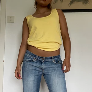 Gult linne  - Fint gult linne som jag tyvärr inte använder så säljer istället! Storlek 36 dvs S! Köpare står för frakt, kan mötas upp i Sthlm också 💋