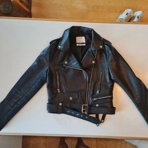 Skinnjacka Bershka - Skinnjacka med fejkskinn. I mycket gott skick, i princip oanvänd pga inte riktigt min stil. Inköpt på bershka i Milano. Storlek M men liten i storleken, passar dig med storlek S