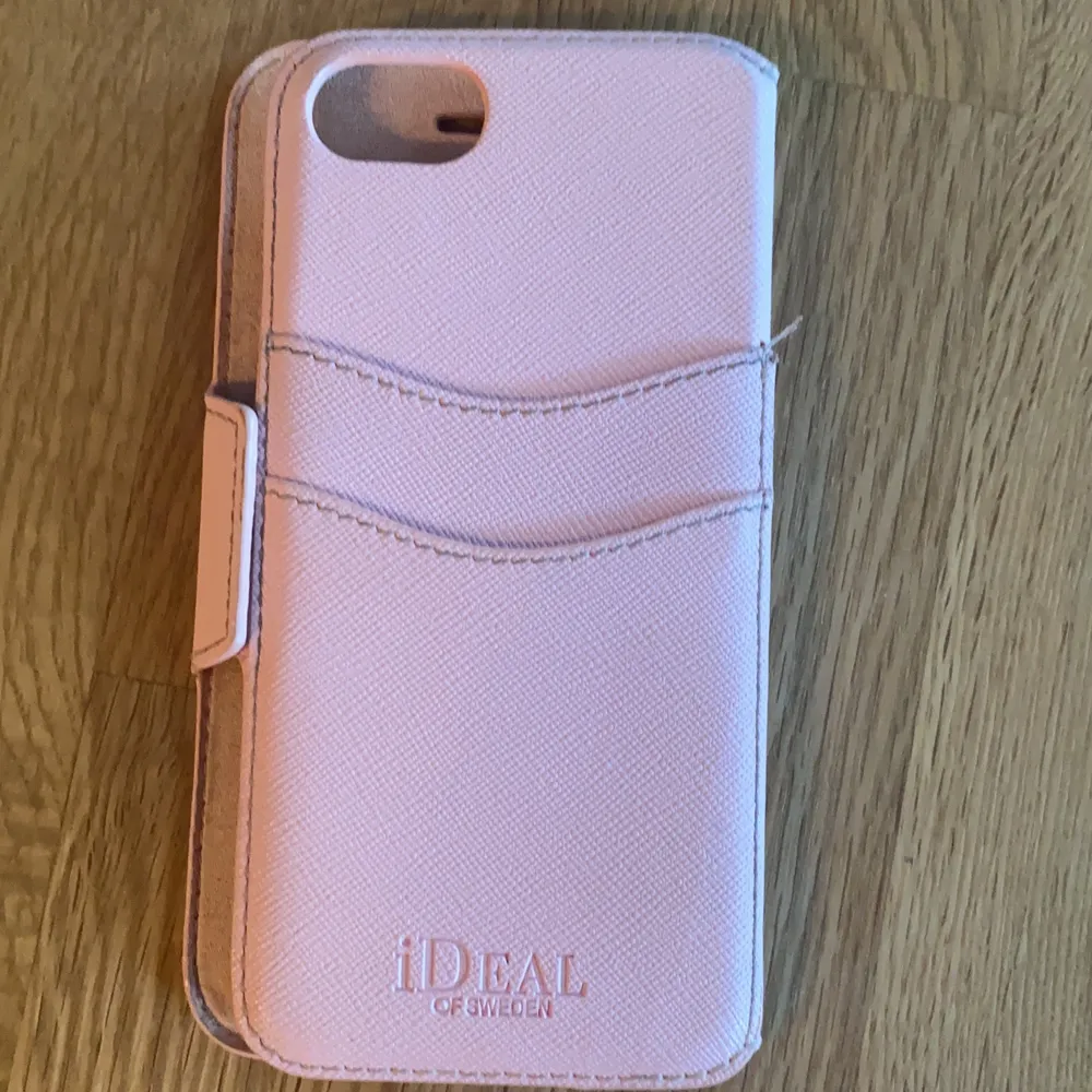 Rosa Ideal Of Sweden plånboksfodral iPhone 7. Använd få tals gånger, den är hyfsat ny. Tyvärr inget medföljande magnet skal. (PRIS KAN DISKUTERAS VID SNABB AFFÄR) 💓. Accessoarer.