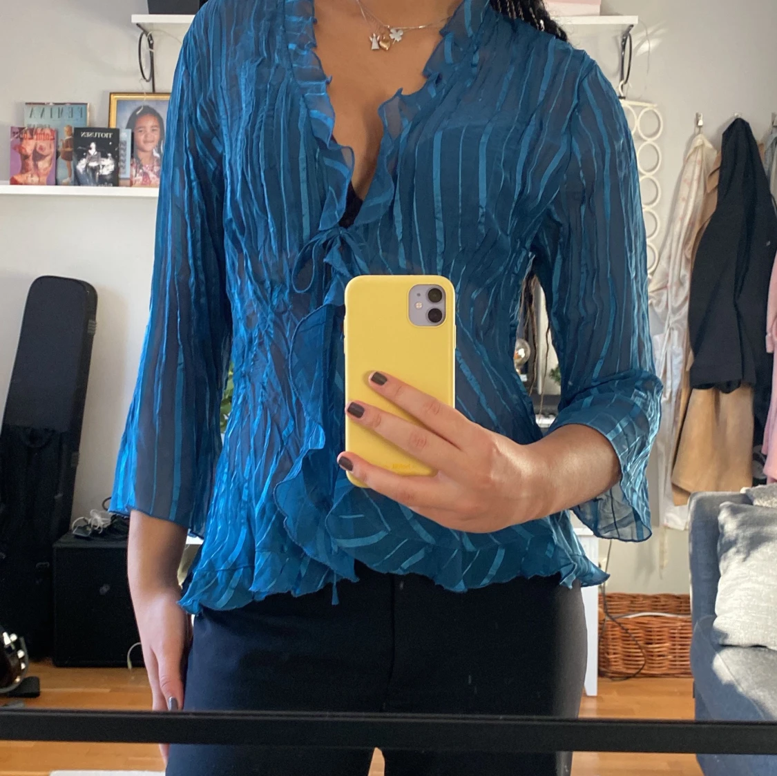 Blå genomskinlig sommarblus