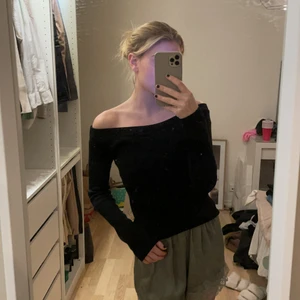 Ribbad stickad tröja - Svart ribbad tröja. 