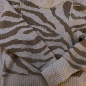 Stickad tröja  - Säljer denna snygga stickade tröja från Gina tricot då den tyvärr inte längre kommer till användning. Sitter snyggt och är väldigt mjuk. Mycket fint skick. Köpt för 400kr men säljer för 100kr