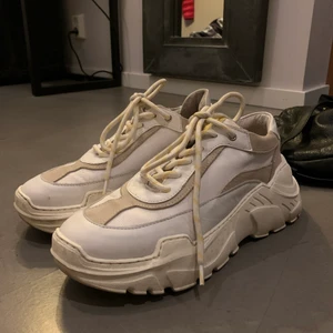 J lindeberg sneakers  - Säljer dessa sneakers från J lindeberg i strl 38, kostade ca 2000 nya. I bra skick❤️